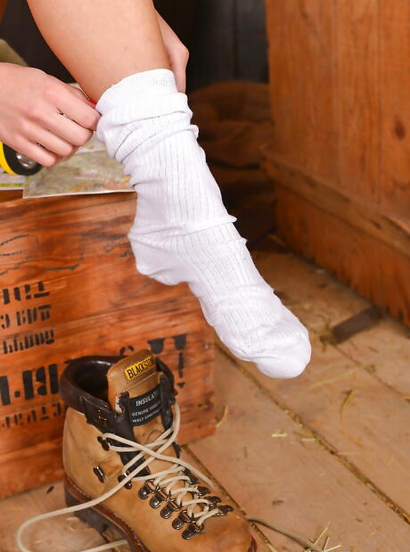 Curious russian hottie Foxy Di show some foot fetish 